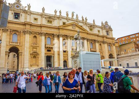 Überfüllter Petersplatz`s, Piazza San Pietro Vatican mit Brunnen, die von Carlo Maderno und Gian Lorenzo Bernini zur Verzierung des Platzes geschaffen wurden, Vatikan Stockfoto